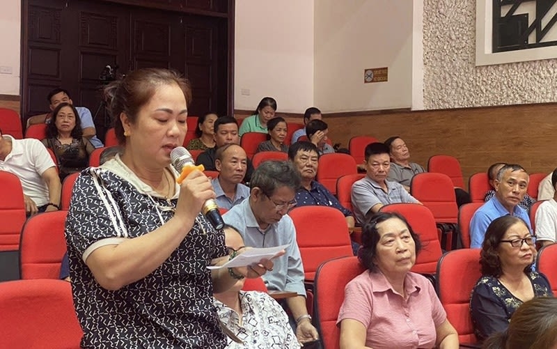 市民在与海防市海安区党政领导干部对话时发表意见。 市民在与海防市海安区党政领导干部对话时发表意见。