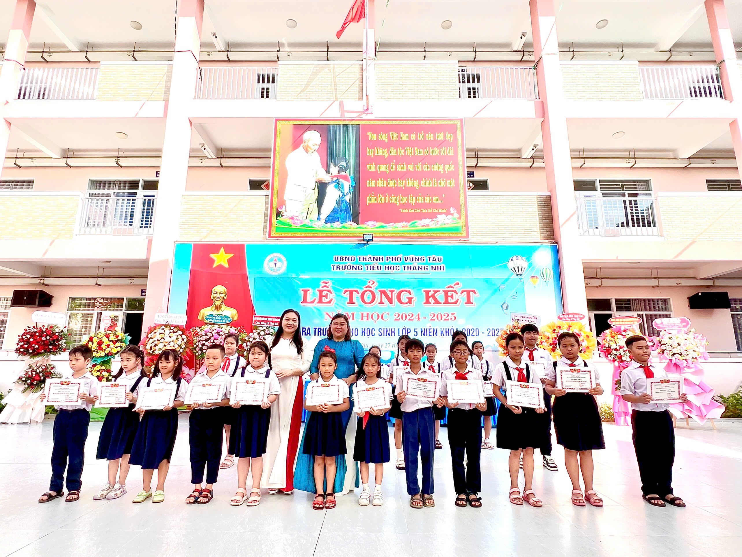茶楣博士揭秘让孩子熟练读写越南语的秘诀 TS Trà My tiết lộ bí quyết để con “đọc thông, viết thạo” tiếng Việt