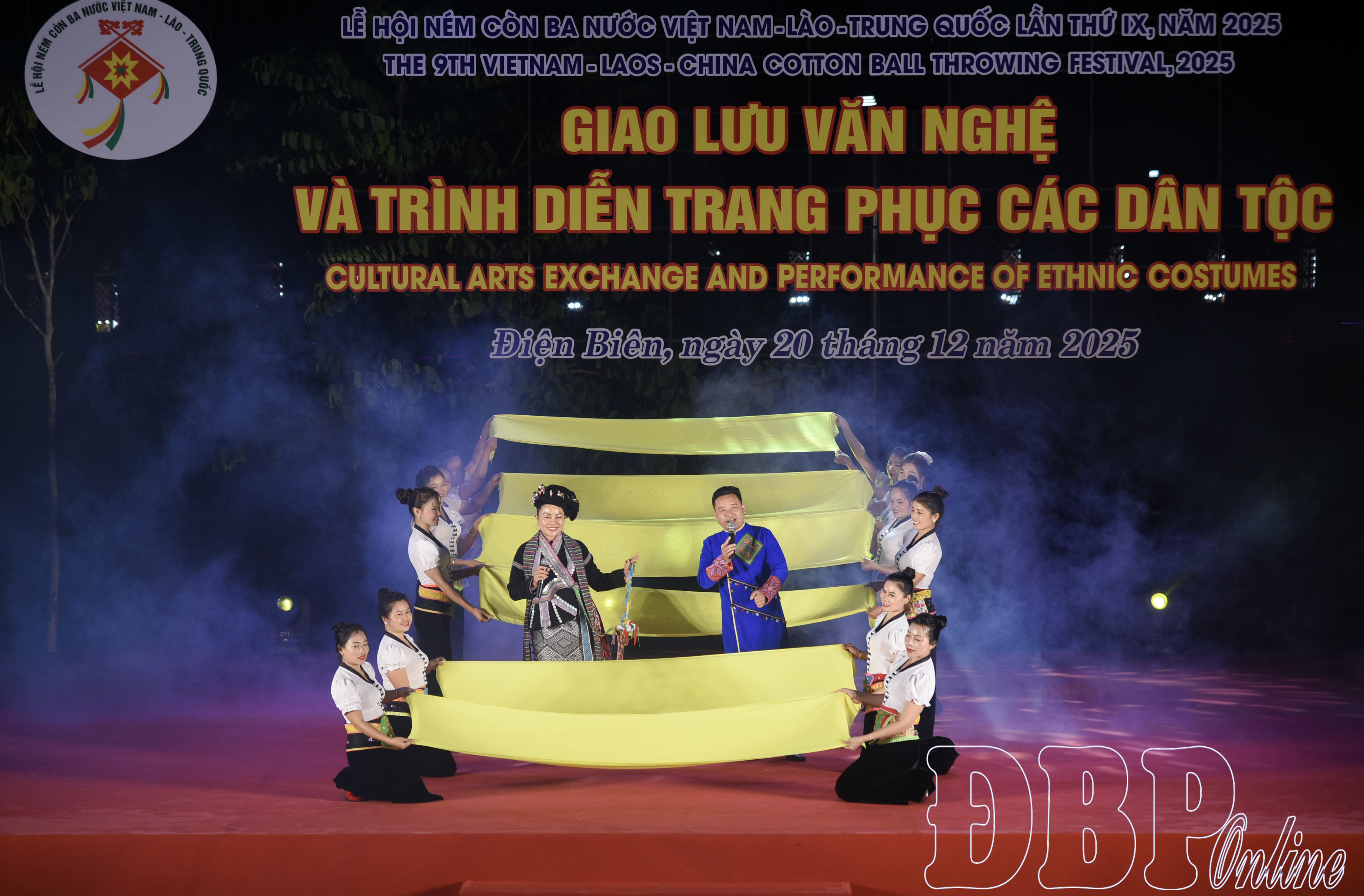 越老中三国民族色彩交相辉映 Tiết mục biểu diễn của Đoàn nghệ thuật quần chúng tỉnh Lai Châu.