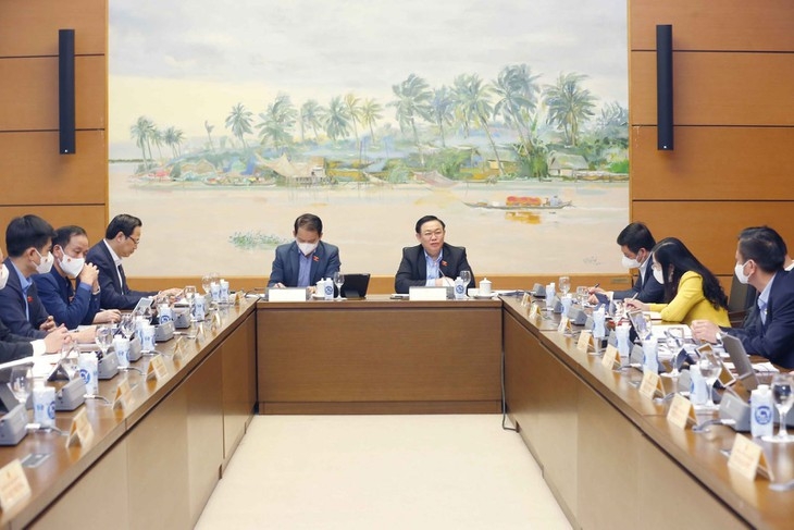 国会代表讨论多项问题。 国会代表讨论多项问题。