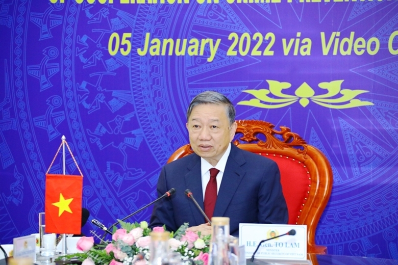 越共中央政治局委员、公安部长苏林大将在会上致辞。 越共中央政治局委员、公安部长苏林大将在会上致辞。