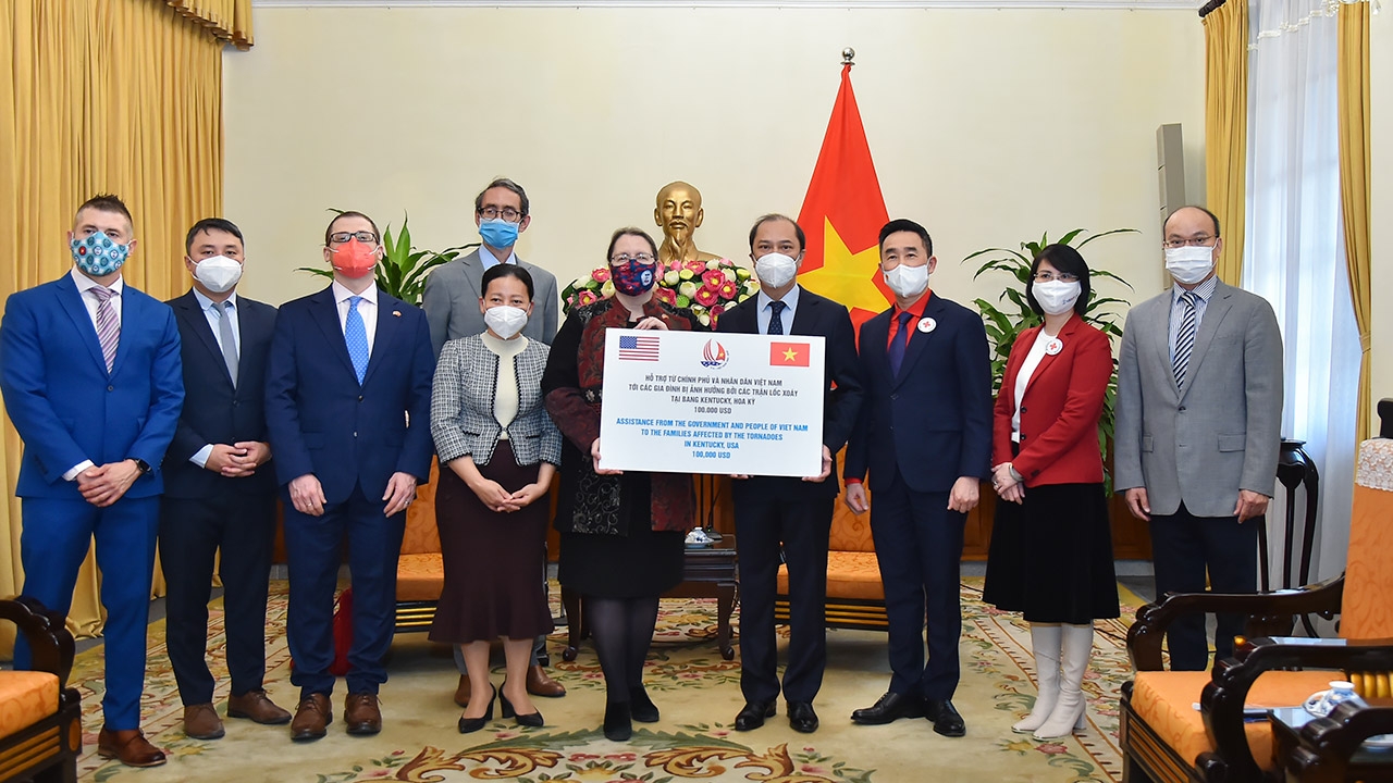 越南援助美国开展灾后重建工作。 越南援助美国开展灾后重建工作。