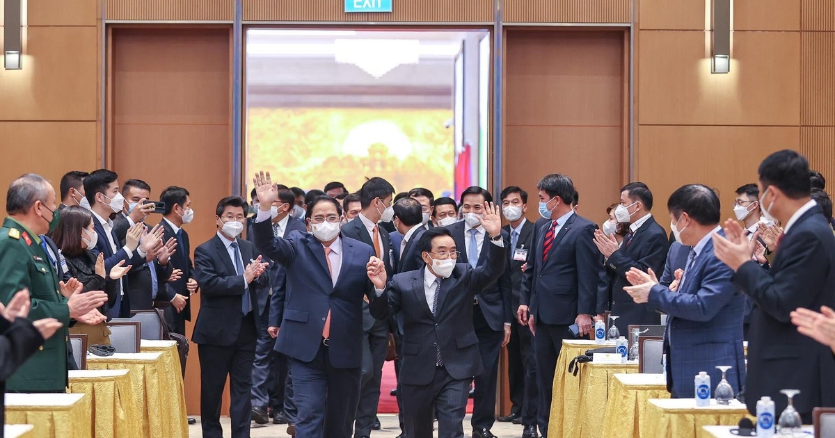 越南政府总理范明政与老挝总理潘坎维帕万（Phankham Viphavanh）主持会见两国企业代表会议。