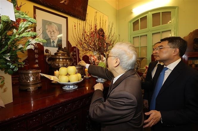 越共中央总书记来到已故越共中央总书记黎笋的私宅上香缅怀。 越共中央总书记来到已故越共中央总书记黎笋的私宅上香缅怀。
