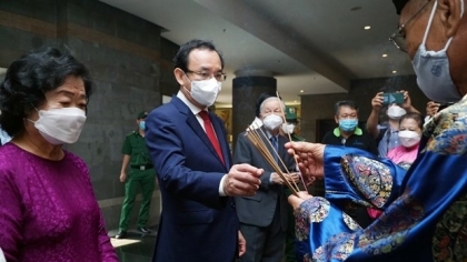 向雄王国祖上供圆柱形粽子是胡志明市每逢新年到来的一道美丽传统文化风景线