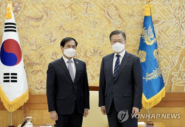 越南外交部长裴青山会见韩国总统文在寅(图源:yonhap) 越南外交部长裴青山会见韩国总统文在寅(图源:yonhap)