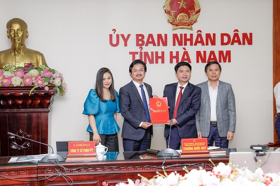 河南省向FPT集团颁发教育培训建设项目投资证书。 河南省向FPT集团颁发教育培训建设项目投资证书。