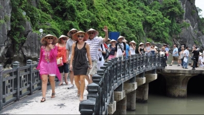 越南重新开放旅游业首批抵达越南的游客