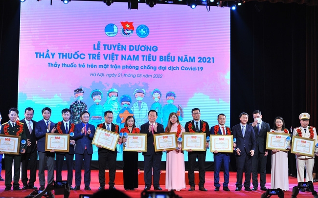 表彰10位越南杰出青年医生。 表彰10位越南杰出青年医生。