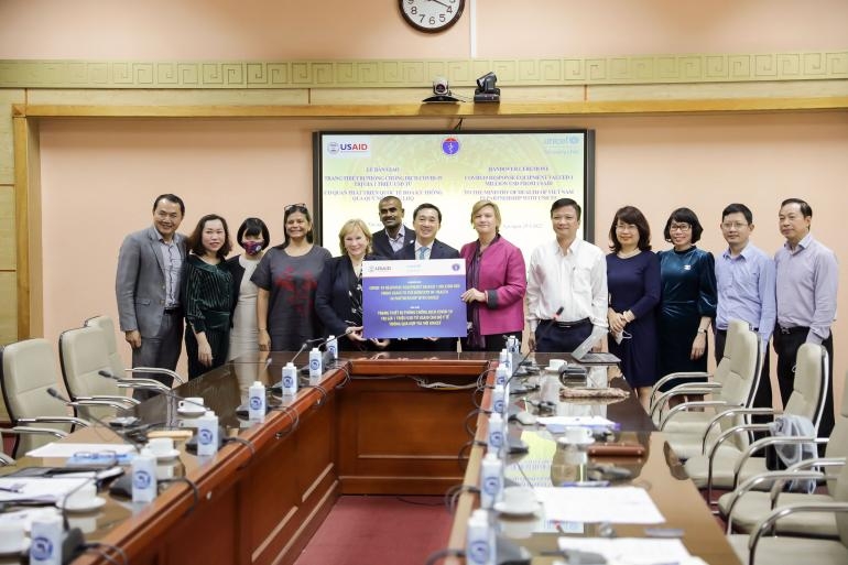 USAID和 UNICEF 向越南提供价值100万美元的防疫物资。 USAID和 UNICEF 向越南提供价值100万美元的防疫物资。