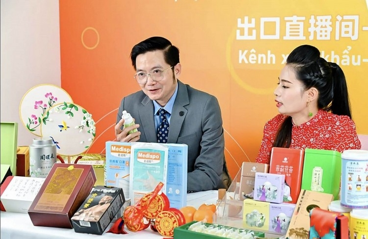 越南驻中国南宁总领事馆以直播方式来推广越南产品 越南驻中国南宁总领事馆以直播方式来推广越南产品