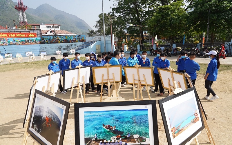 越南河江省举行青年与海洋岛屿主权图片展。 越南河江省举行青年与海洋岛屿主权图片展。