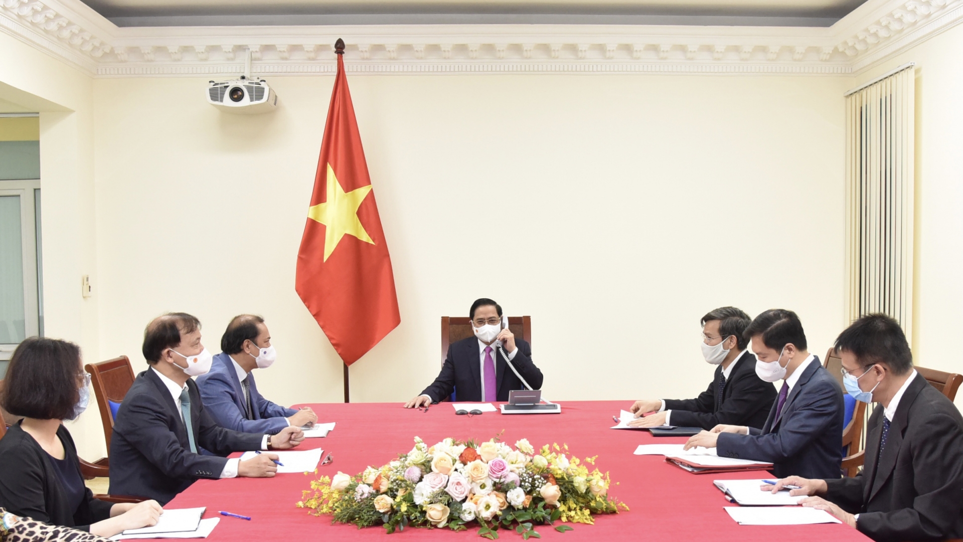 越南政府总理范明正与泰国总理巴育·占奥差通电话 越南政府总理范明正与泰国总理巴育·占奥差通电话