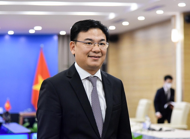 越南外交部副部长范光效。 越南外交部副部长范光效。