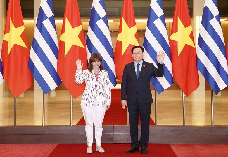 越南国会主席王廷惠（右）与希腊总统卡特里娜·萨克拉罗普卢