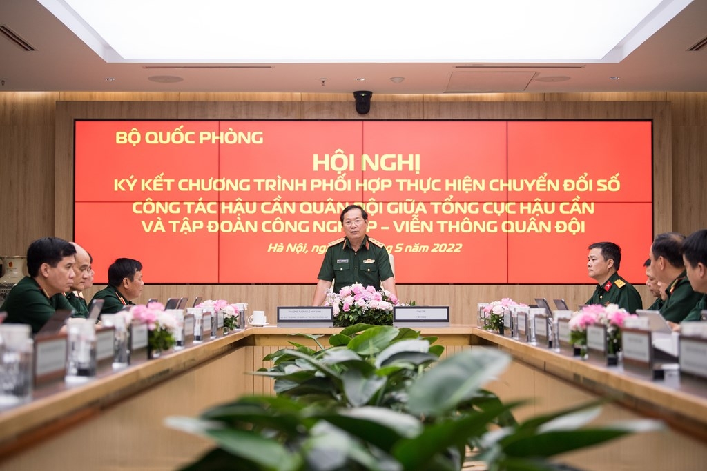 黎辉咏上将在会上发表讲话。