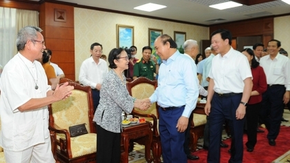 老人是家中的榜样，是家庭的核心  是社会的大团结运动的代表