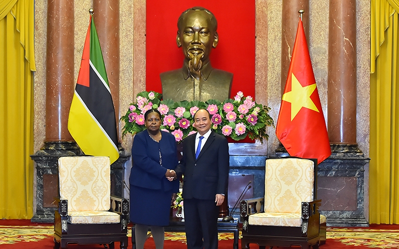 越南国家主席阮春福会见莫桑比克议会议长埃斯佩兰卡•劳琳达•弗朗西斯科•尼瓦内•比亚斯。 越南国家主席阮春福会见莫桑比克议会议长埃斯佩兰卡•劳琳达•弗朗西斯科•尼瓦内•比亚斯。