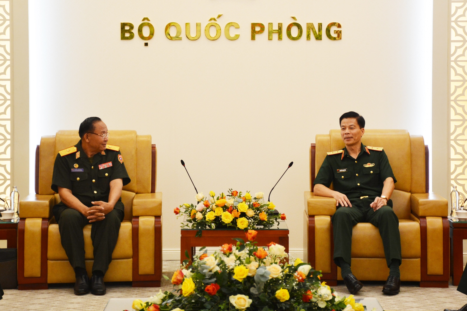 越南人民军副总参谋长阮仲平中将(右)会见老挝凯山·丰威汉国防学院院长Keosouvan Inthavongsa少将。 越南人民军副总参谋长阮仲平中将(右)会见老挝凯山·丰威汉国防学院院长Keosouvan Inthavongsa少将。