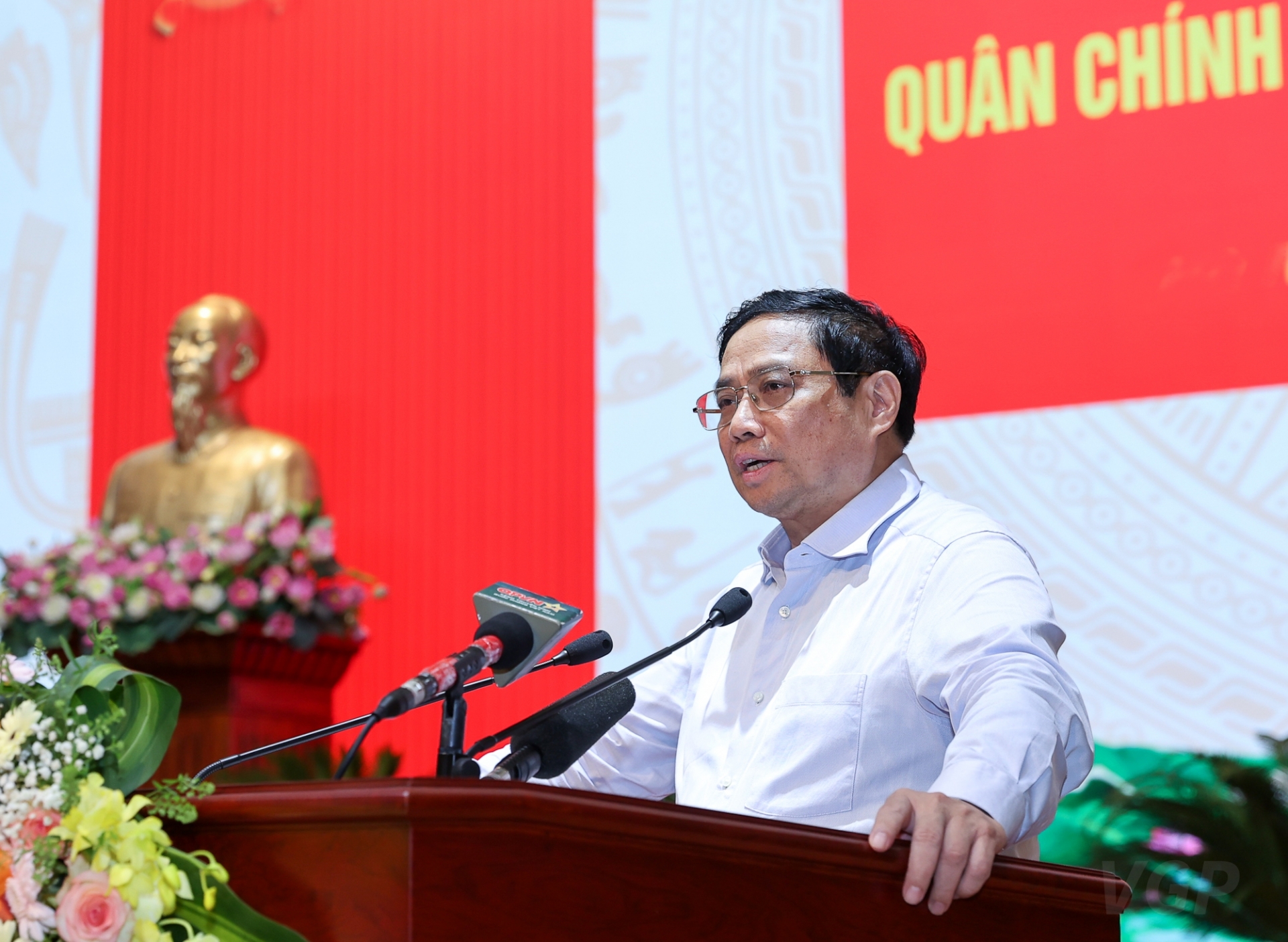 范明政总理还要求国防部继续促进对外关系和融入国际,从远维护祖国,维护和平,加强团结,良好发挥在防治自然灾害、 搜救、抢险救灾中的关键作用。 范明政总理还要求国防部继续促进对外关系和融入国际,从远维护祖国,维护和平,加强团结,良好发挥在防治自然灾害、 搜救、抢险救灾中的关键作用。