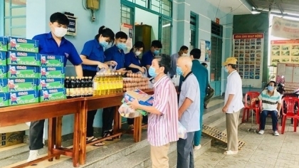 向受新冠疫情影响而陷入困境的群众提供紧急援助
