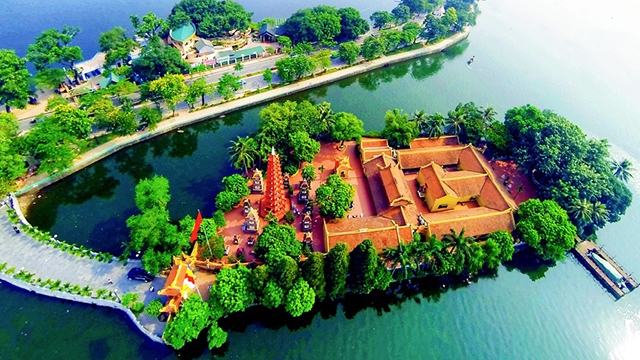 西湖上最突出的是镇国寺,该寺有1500多年历史,由李南帝皇帝建造的。镇国寺的建筑风格将雄伟古朴与湖泊景观融为一体。镇国寺的建筑就像一朵盛开的莲花。 西湖上最突出的是镇国寺,该寺有1500多年历史,由李南帝皇帝建造的。镇国寺的建筑风格将雄伟古朴与湖泊景观融为一体。镇国寺的建筑就像一朵盛开的莲花。