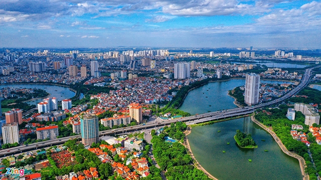 灵潭湖周长约 1400 米,是黄梅郡最大的湖泊。在湖上,河内建造了一个高架三环路,将青春和纸桥郡与首都门户连接起来。 灵潭湖周长约 1400 米,是黄梅郡最大的湖泊。在湖上,河内建造了一个高架三环路,将青春和纸桥郡与首都门户连接起来。