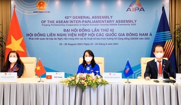 越南代表团由国会经济委员会常务委员范氏红燕发表讲话。 越南代表团由国会经济委员会常务委员范氏红燕发表讲话。