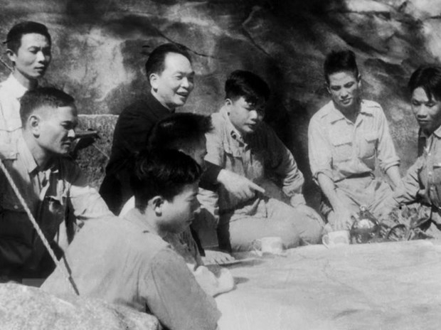 1954年奠边府战役司令部在武元甲大将的指导下讨论作战计划。