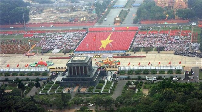 76年来，秉承八月革命精神以及胡志明主席 “没有什么比独立自由更可贵” 的真理，在越南共产党的英明领导下，越南民族一直为建国卫国事业、胜利实现建设一个和平、统一、独立、民主、富强的国家等目标做出积极贡献。