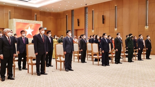 越南政府总理范明政和各位代表向国旗敬礼 越南政府总理范明政和各位代表向国旗敬礼