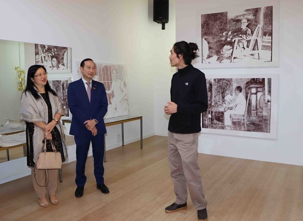 越裔比利时画家诗阮张明介绍了以根为主题的画展。 越裔比利时画家诗阮张明介绍了以根为主题的画展。