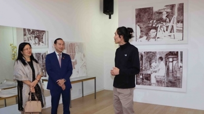 越裔画家通过绘画寻根