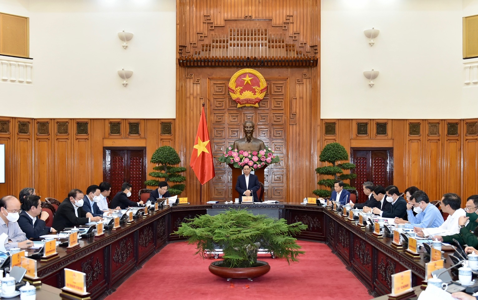 政府总理范明正在会上发表讲话