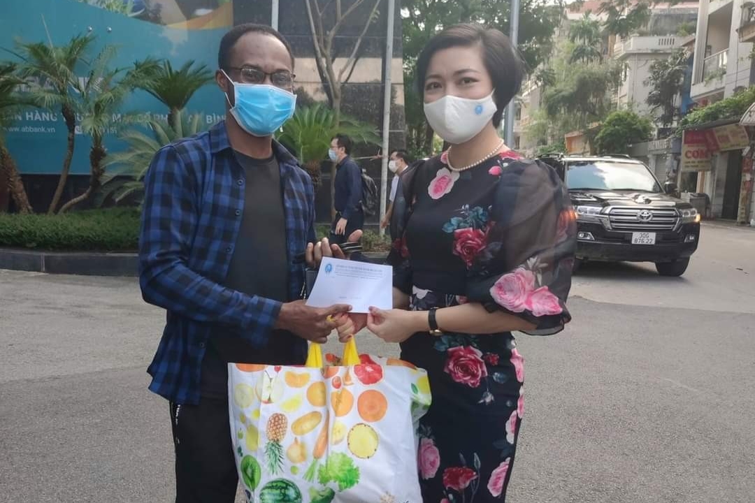 尼日利亚人Henry Chisom先生接受越友联的礼物。 尼日利亚人Henry Chisom先生接受越友联的礼物。