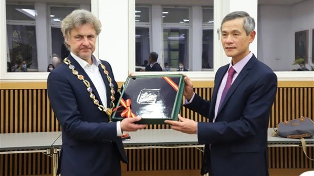 越南驻德国大使阮明宇向卡尔斯鲁厄市市长Frank Mentrup赠送纪念品。 越南驻德国大使阮明宇向卡尔斯鲁厄市市长Frank Mentrup赠送纪念品。