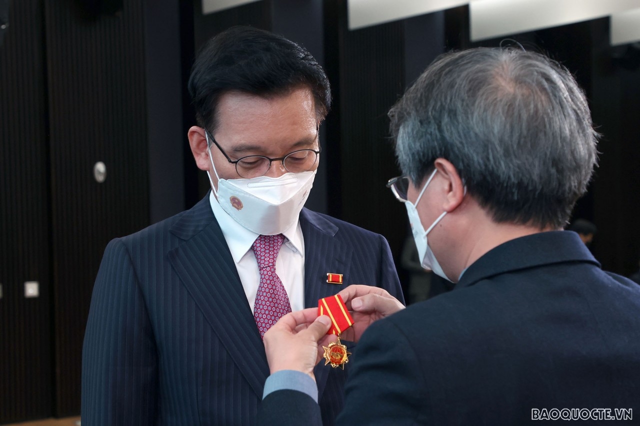 越南驻韩国光州全南前名誉总领事金相烈荣获友谊勋章。 越南驻韩国光州全南前名誉总领事金相烈荣获友谊勋章。
