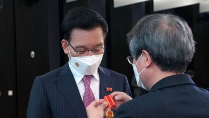 向越南驻韩国光州全南前名誉总领事颁发友谊勋章