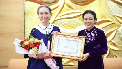 向墨西哥驻越南大使授予“致力于各民族之间的友谊和平”纪念章