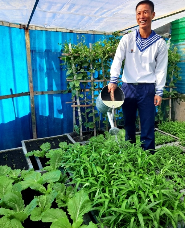 长沙群岛柿山礁上的战士照料蔬菜。
