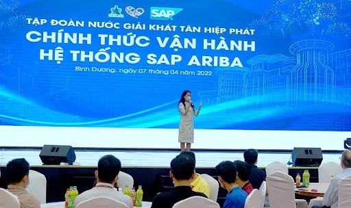 副总经理陈渊芳分享了项目完成的历程。 副总经理陈渊芳分享了项目完成的历程。