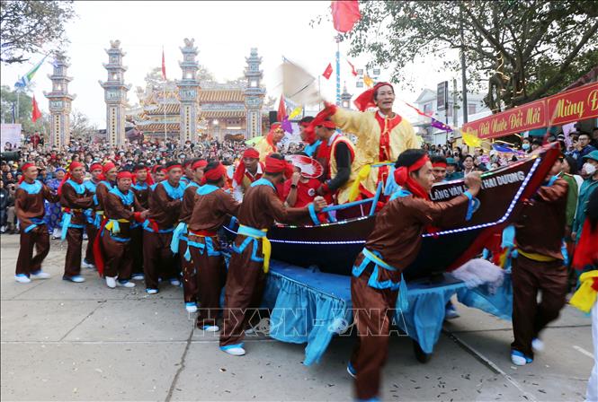 Hàng ngàn ngư dân Huế tham gia Lễ hội Cầu ngư đầu năm Hàng ngàn ngư dân Huế tham gia Lễ hội Cầu ngư đầu năm