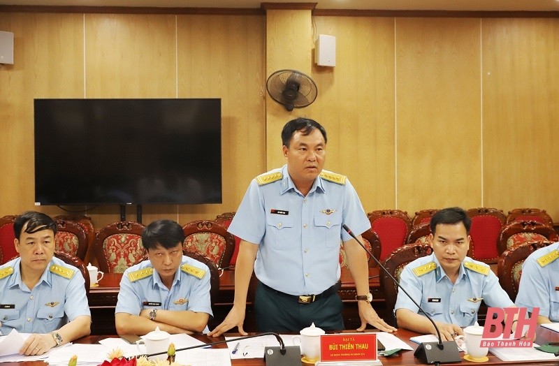 Đại diện lãnh đạo Sư đoàn 371 thuộc Quân chủng Phòng không - Không quân phát biểu tại hội nghị. (Ảnh: Baothanhhoa)