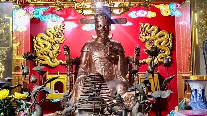 Tượng đồng Thái sư Lưu Cơ thờ ở đình Đại Từ (Đại Đồng, Văn Lâm, Hưng Yên) Tượng đồng Thái sư Lưu Cơ thờ ở đình Đại Từ (Đại Đồng, Văn Lâm, Hưng Yên)