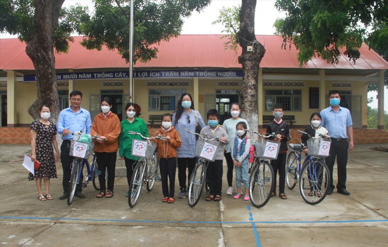 CLB Vì đàn em thân yêu và nhà hảo tâm trao xe đạp cho học sinh Trường Tiểu học và THCS Hùng Vương, xã Ea Mnang (Ảnh Baodantoc) CLB Vì đàn em thân yêu và nhà hảo tâm trao xe đạp cho học sinh Trường Tiểu học và THCS Hùng Vương, xã Ea Mnang (Ảnh Baodantoc)