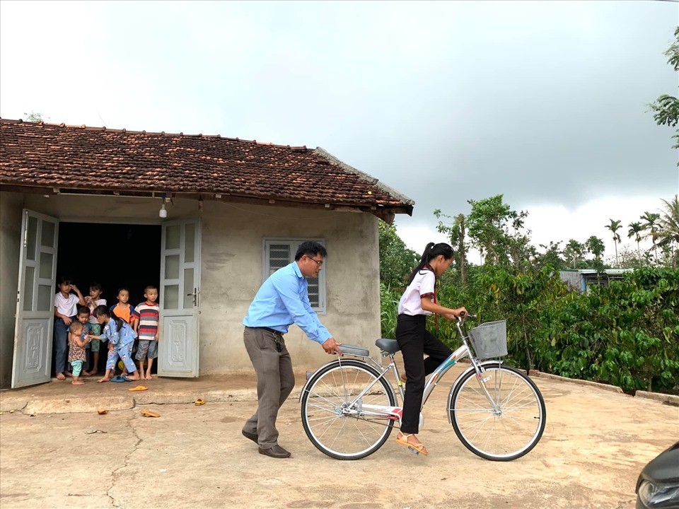 CLB Vì đàn em thân yêu và nhà hảo tâm trao xe đạp cho học sinh Trường Tiểu học và THCS Hùng Vương, xã Ea Mnang CLB Vì đàn em thân yêu và nhà hảo tâm trao xe đạp cho học sinh Trường Tiểu học và THCS Hùng Vương, xã Ea Mnang