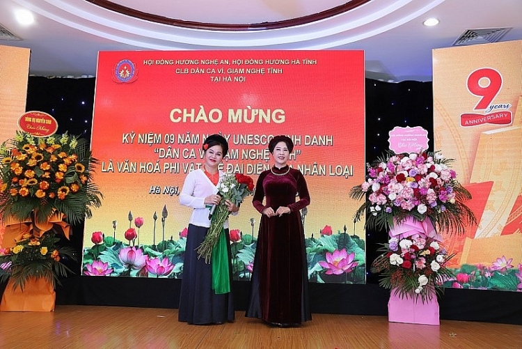 Các nghệ sĩ của Câu lạc bộ biểu diễn tại Lễ kỷ niệm 9 năm UNESCO vinh danh Dân ca ví, giặm Nghệ Tĩnh là văn hóa phi vật thể của nhân loại. ບັນດານັກສິລະປິນ ໄດ້ສະແດງໃນ ງານພິທີ ຄົບຮອບ 9 ປີ UNESCO ໃຫ້ນາມມະຍົດ ເພງພື້ນເມືອງຊື້້ງໆ ແມ່ນວັດທະນະທຳບໍ່ມີຕົວຕົນຂອງມະນຸດ. Các nghệ sĩ của Câu lạc bộ biểu diễn tại Lễ kỷ niệm 9 năm UNESCO vinh danh Dân ca ví, giặm Nghệ Tĩnh là văn hóa phi vật thể của nhân loại. ບັນດານັກສິລະປິນ ໄດ້ສະແດງໃນ ງານພິທີ ຄົບຮອບ 9 ປີ UNESCO ໃຫ້ນາມມະຍົດ ເພງພື້ນເມືອງຊື້້ງໆ ແມ່ນວັດທະນະທຳບໍ່ມີຕົວຕົນຂອງມະນຸດ.