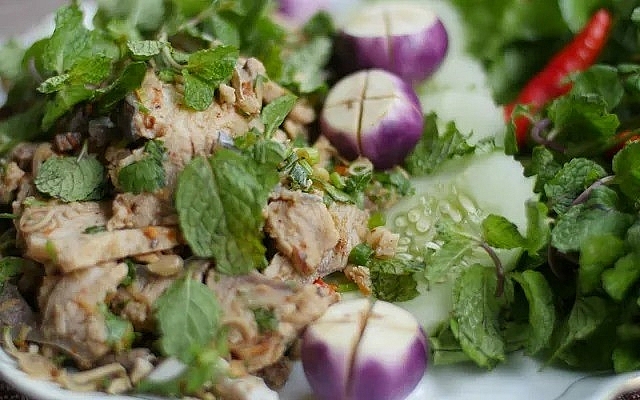 Laap tượng trưng cho sự may mắn và thường được sử dụng để thết đãi bạn bè, khách quý.  ລາບເປັນສັນຍາລັກແຫ່ງຄວາມໂຊກດີ ແລະ ມັກນໍາໃຊ້ເພື່ອຈັດພາເຂົ້າຮັບຕອ້ນໝູ່ເພື່ອນວາມບັນເທີງຂອງໝູ່ເພື່ອນ, ແຂກທີ່ມີກຽດ.
