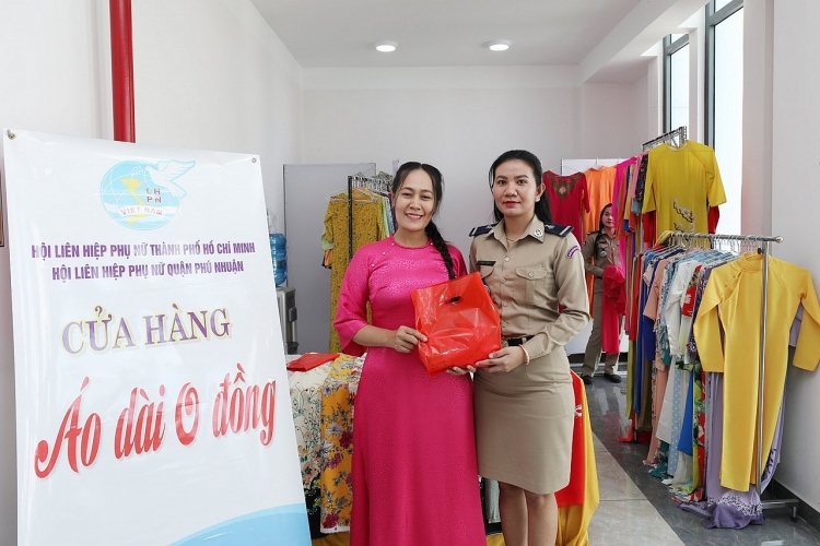 ມອບເສື້ອກະໂປງຍາວຫວຽດນາມ (ເຊິ່ງຊຸດເອກະລັກຂອງຍິງຫວຽດນາມ) ໃຫ້ແກ່ນັກຮຽນລາວ ແລະ ກຳປູເຈຍ. ມອບເສື້ອກະໂປງຍາວຫວຽດນາມ (ເຊິ່ງຊຸດເອກະລັກຂອງຍິງຫວຽດນາມ) ໃຫ້ແກ່ນັກຮຽນລາວ ແລະ ກຳປູເຈຍ.