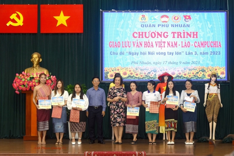 ຄະນະກຳມະການສູນກາງແນວໂຮມປະເທດຊາດຫວຽດນາມ ແຂວງ ຟູຈ້ອງ ໄດ້ມອບທຶນສຶກສາ 14 ທຶນ ເປັນມູນຄ່າ 1 ລ້ານດົ່ງໃຫ້ນັກສຶກສາລາວ - ກຳປູເຈຍ. ຄະນະກຳມະການສູນກາງແນວໂຮມປະເທດຊາດຫວຽດນາມ ແຂວງ ຟູຈ້ອງ ໄດ້ມອບທຶນສຶກສາ 14 ທຶນ ເປັນມູນຄ່າ 1 ລ້ານດົ່ງໃຫ້ນັກສຶກສາລາວ - ກຳປູເຈຍ.